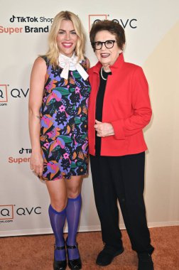 Santa Monica, CA USA - 14 Mayıs 2025: Meşgul Philipps, Billie Jean King QVC 'ler TikTok Shop Super Brand Day' e katıldı