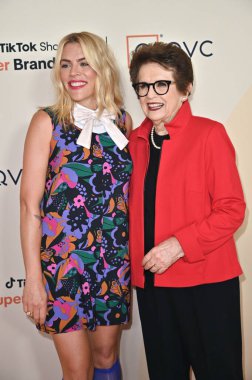 Santa Monica, CA USA - 14 Mayıs 2025: Meşgul Philipps, Billie Jean King QVC 'ler TikTok Shop Super Brand Day' e katıldı
