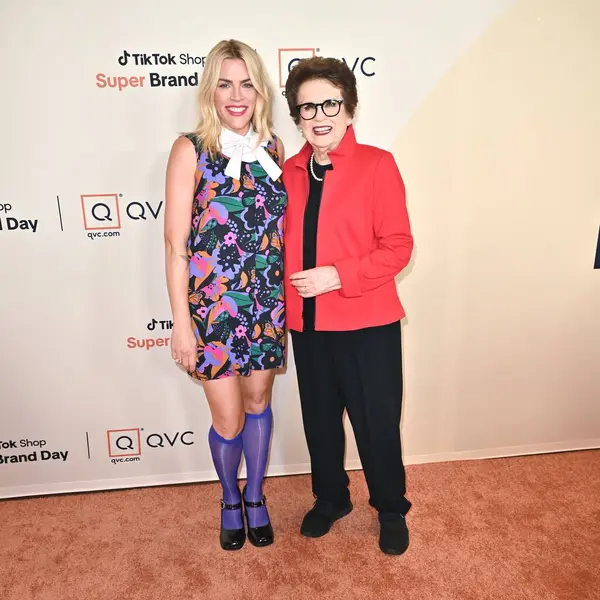Santa Monica, CA USA - 14 Mayıs 2025: Meşgul Philipps, Billie Jean King QVC 'ler TikTok Shop Super Brand Day' e katıldı