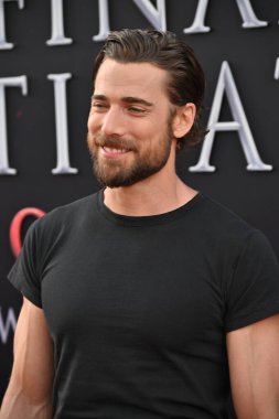 Hollywood, CA USA - 12 Mayıs 2025: Dustin Milligan Son Durak Kan Hattının galasına katıldı