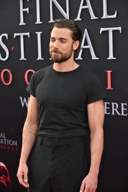Hollywood, CA USA - 12 Mayıs 2025: Dustin Milligan Son Durak Kan Hattının galasına katıldı