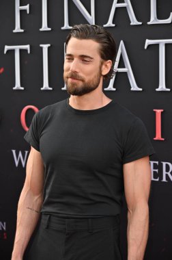 Hollywood, CA USA - 12 Mayıs 2025: Dustin Milligan Son Durak Kan Hattının galasına katıldı