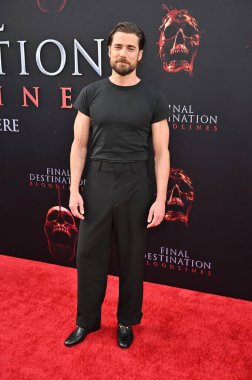 Hollywood, CA USA - 12 Mayıs 2025: Dustin Milligan Son Durak Kan Hattının galasına katıldı