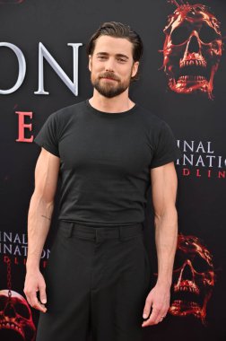 Hollywood, CA USA - 12 Mayıs 2025: Dustin Milligan Son Durak Kan Hattının galasına katıldı