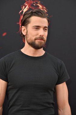 Hollywood, CA USA - 12 Mayıs 2025: Dustin Milligan Son Durak Kan Hattının galasına katıldı