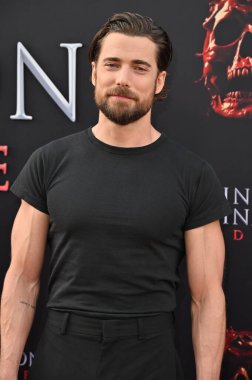 Hollywood, CA USA - 12 Mayıs 2025: Dustin Milligan Son Durak Kan Hattının galasına katıldı