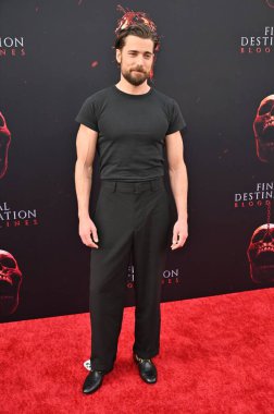 Hollywood, CA USA - 12 Mayıs 2025: Dustin Milligan Son Durak Kan Hattının galasına katıldı