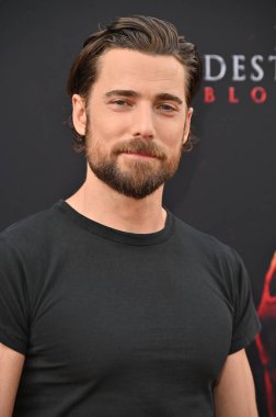 Hollywood, CA USA - 12 Mayıs 2025: Dustin Milligan Son Durak Kan Hattının galasına katıldı