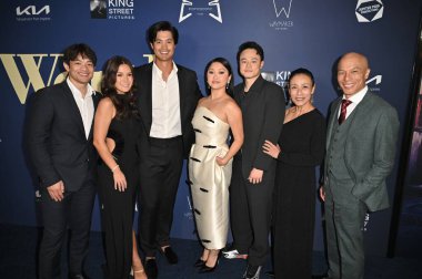Batı Hollywood, CA USA - 23 Mayıs 2025: Osric Chau, Ali Fumiko Whitney, Ross Butler, Lana Condor, Ricky He, Tan Kheng Hua, Lim Yu Beng Worth The Wait gösterimine katıldı