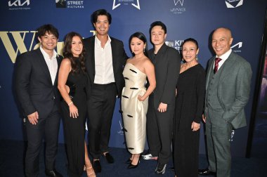 Batı Hollywood, CA USA - 23 Mayıs 2025: Osric Chau, Ali Fumiko Whitney, Ross Butler, Lana Condor, Ricky He, Tan Kheng Hua, Lim Yu Beng Worth The Wait gösterimine katıldı
