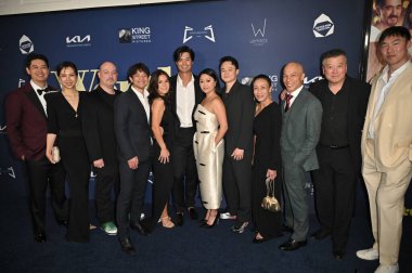 Batı Hollywood, CA USA - 23 Mayıs 2025: George Lee, Tan Kheng Hua, Rachel Tan, Dan Mark, Vincent Xie, Ali Fumiko Whitney, Lim Yu-Beng, Ricky He, Osric Chau, Ross Butler, Lana Condor, Marcus Englefield