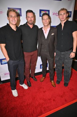 Burbank, CA USA - 7 Haziran 2025 Chase Martsolf, Eric Martsolf, Sean Kanan, Mason Martsolf The Wedding Singer The Musical 'ın açılış gecesine katıldı.