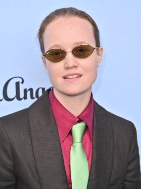 Beverly Hills, CA USA - 12 Haziran 2025 Liv Hewson LA Magazines Pride 2025 Kutlamalarına katıldı