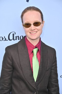 Beverly Hills, CA USA - 12 Haziran 2025 Liv Hewson LA Magazines Pride 2025 Kutlamalarına katıldı