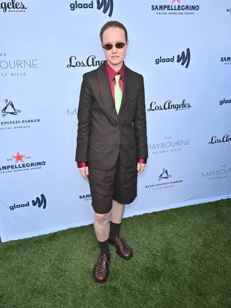 Beverly Hills, CA USA - 12 Haziran 2025 Liv Hewson LA Magazines Pride 2025 Kutlamalarına katıldı