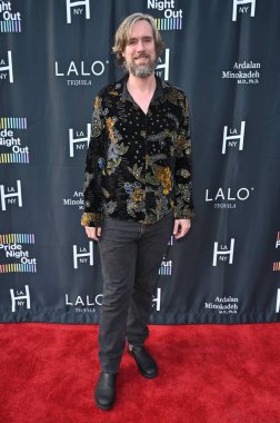 Los Angeles, CA USA - 20 Haziran 2025: Daniel Reynolds Hyperion Los Angeles Onur Gecesine katıldı