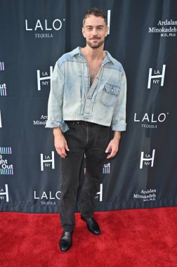 Los Angeles, CA USA - 20 Haziran 2025: Colton Little Hyperion Los Angeles Onur Gecesine katıldı