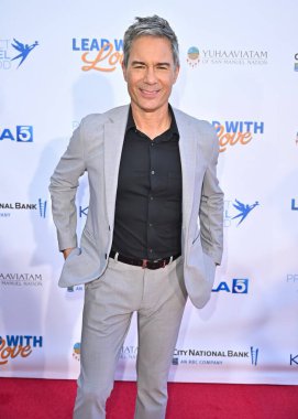 Los Angeles, CA USA - 28 Haziran 2025: Eric McCormack KTLA 'da Angel Foods Lead With Love 6 Telethon projesine katıldı