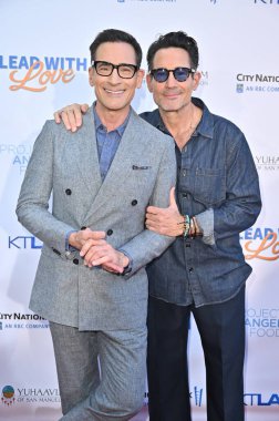 Los Angeles, CA USA - 28 Haziran 2025: Lawrence Zarian, Gregory Zarian KTLA 'da Angel Foods Lead With Love 6 Telethon projesine katıldı.
