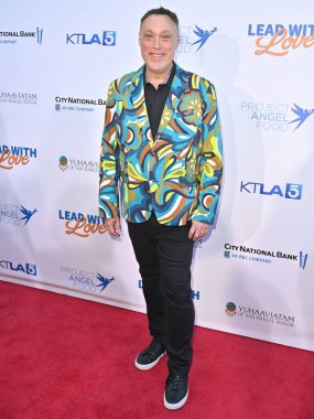 Los Angeles, CA USA - 28 Haziran 2025: Michael Levitt KTLA 'da Angel Foods Lead with Love 6 Telethon projesine katıldı