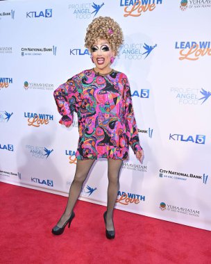 Los Angeles, CA USA - 28 Haziran 2025: Bianca Del Rio KTLA 'da Angel Foods Lead With Love 6 Telethon projesine katıldı