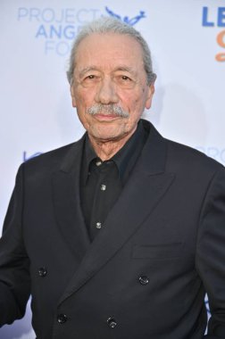 Los Angeles, CA USA - 28 Haziran 2025: Edward James Olmos KTLA 'da Angel Foods Lead With Love 6 Telethon projesine katıldı