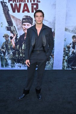 Hollywood, CA USA - 18 Ağustos 2025: Carlos Sansos Jr. İlkel Savaş filminin galasına katıldı