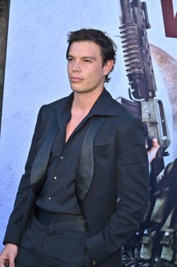 Hollywood, CA USA - 18 Ağustos 2025: Carlos Sansos Jr. İlkel Savaş filminin galasına katıldı