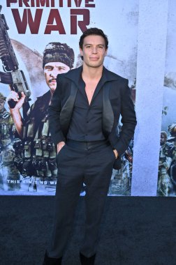Hollywood, CA USA - 18 Ağustos 2025: Carlos Sansos Jr. İlkel Savaş filminin galasına katıldı