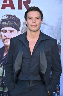 Hollywood, CA USA - 18 Ağustos 2025: Carlos Sansos Jr. İlkel Savaş filminin galasına katıldı