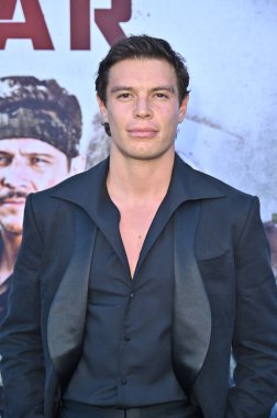 Hollywood, CA USA - 18 Ağustos 2025: Carlos Sansos Jr. İlkel Savaş filminin galasına katıldı