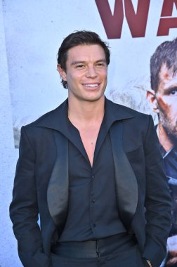 Hollywood, CA USA - 18 Ağustos 2025: Carlos Sansos Jr. İlkel Savaş filminin galasına katıldı