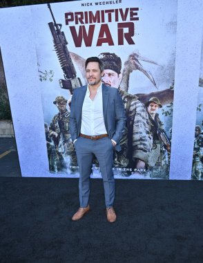 Hollywood, CA USA - 18 Ağustos 2025: Nick Wechsler İlkel Savaş filminin galasına katıldı