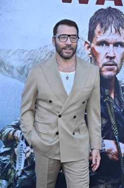 Hollywood, CA USA - 18 Ağustos 2025: Jeremy Piven İlkel Savaş filminin galasına katıldı