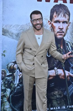 Hollywood, CA USA - 18 Ağustos 2025: Jeremy Piven İlkel Savaş filminin galasına katıldı