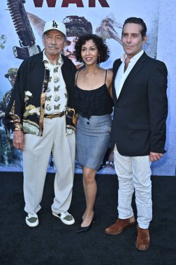 Hollywood, CA USA - 18 Ağustos 2025: Edward James Olmos, Rekha Sharma, James Callis İlkel Savaş filminin galasına katıldı