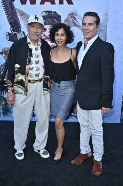 Hollywood, CA USA - 18 Ağustos 2025: Edward James Olmos, Rekha Sharma, James Callis İlkel Savaş filminin galasına katıldı