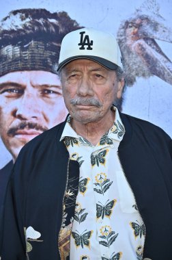 Hollywood, CA USA - 18 Ağustos 2025: Edward James Olmos İlkel Savaş filminin galasına katıldı