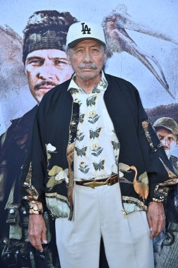 Hollywood, CA USA - 18 Ağustos 2025: Edward James Olmos İlkel Savaş filminin galasına katıldı
