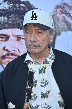 Hollywood, CA USA - 18 Ağustos 2025: Edward James Olmos İlkel Savaş filminin galasına katıldı