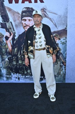 Hollywood, CA USA - 18 Ağustos 2025: Edward James Olmos İlkel Savaş filminin galasına katıldı