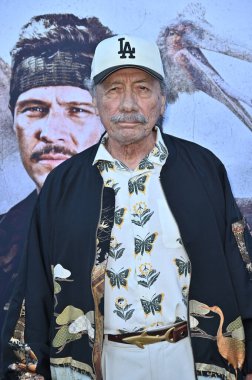 Hollywood, CA USA - 18 Ağustos 2025: Edward James Olmos İlkel Savaş filminin galasına katıldı