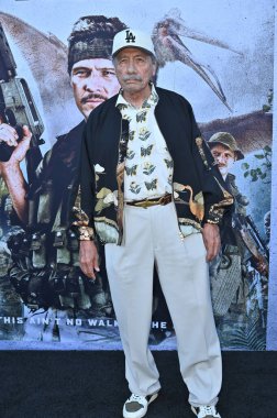 Hollywood, CA USA - 18 Ağustos 2025: Edward James Olmos İlkel Savaş filminin galasına katıldı