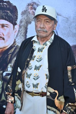 Hollywood, CA USA - 18 Ağustos 2025: Edward James Olmos İlkel Savaş filminin galasına katıldı