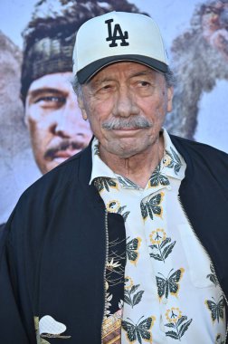 Hollywood, CA USA - 18 Ağustos 2025: Edward James Olmos İlkel Savaş filminin galasına katıldı