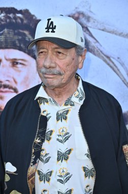 Hollywood, CA USA - 18 Ağustos 2025: Edward James Olmos İlkel Savaş filminin galasına katıldı