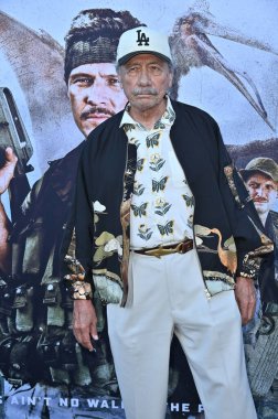 Hollywood, CA USA - 18 Ağustos 2025: Edward James Olmos İlkel Savaş filminin galasına katıldı
