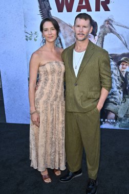 Hollywood, CA USA - 18 Ağustos 2025: Ashley Sisino, Ryan Kwanten İlkel Savaş filminin galasına katıldı