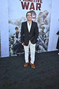 Hollywood, CA USA - 18 Ağustos 2025: James Callis İlkel Savaş filminin galasına katıldı