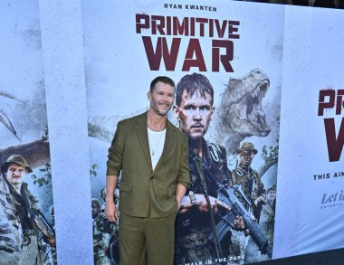 Hollywood, CA USA - 18 Ağustos 2025: Ryan Kwanten İlkel Savaş filminin galasına katıldı